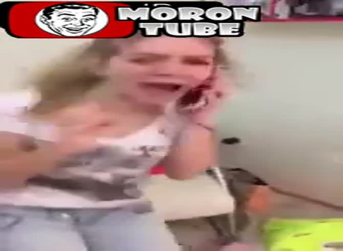 Video :A parent discovers the ideal method to persuade his daughter to put down her phone at last